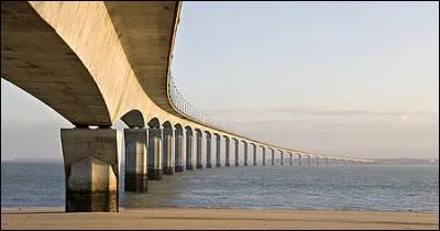 Le pont de l'île de Ré enjambe :