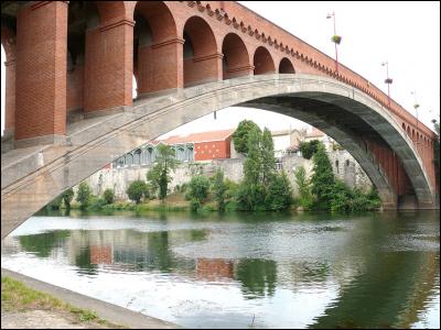 Le pont de la libération, cher aux Villeneuvois, enjambe :