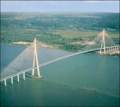 Le pont de Normandie enjambe :