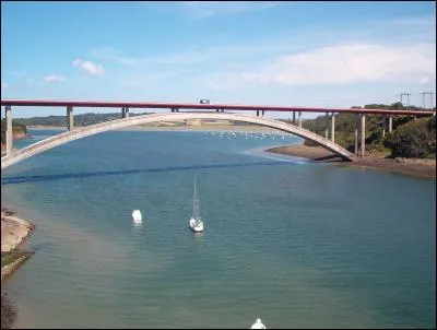 Le pont Châteaubriand dans les Côtes d'Armor enjambe :
