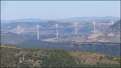 Le viaduc de Millau enjambe :