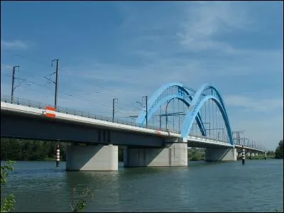 Le viaduc de Mornas enjambe :