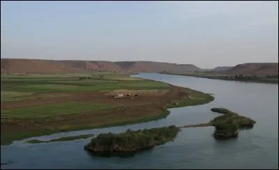 Quel grand fleuve traverse le pays ?