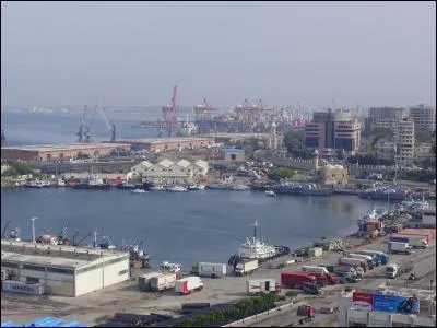 Quelle est ville maritime, d'environ 500 000 habitants, principal port du pays ?