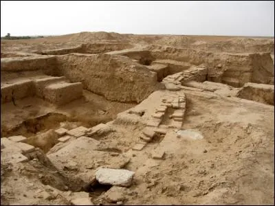Situé sur l'Euphrate, non loin de l'actuelle frontière irakienne, ce site archéologique était une importante cité mésopotamienne du 3e millénaire avant J-C. Quelle est cette ville antique ?