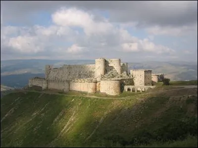 Cette forteresse, jugée imprenable, constitue un des plus beaux exemples de l'architecture militaire du Moyen-Age. Quel est ce château ?