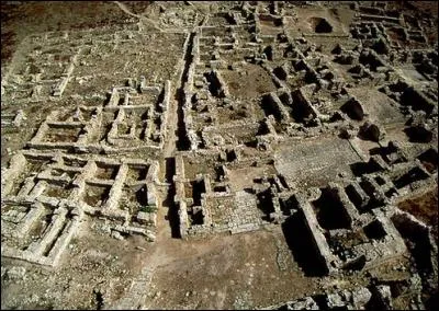 Dans cette ancienne cité de la côte syrienne a été découvert un des premiers alphabets, datant du XIIIe siècle avant J-C. Quelle est cette cité ?