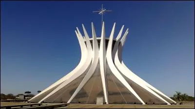 Allez, encore un petit effort, c'est bientôt la dernière question !
C'est une capitale qui a été édifiée en 1960. Je veux parler bien sûr de :