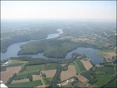 Remontons ce magnifique pays. C'est un lac artificiel français situé d'une part sur les communes de Saint-Aignan et Sainte-Brigitte dans le Morbihan et, d'autre part, celles de Mûr-de-Bretagne, Caurel et Saint-Gelven dans les Côtes-d'Armor. Il matérialise, en partie, la limite entre le Morbihan et les Côtes-d'Armor.