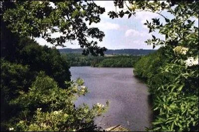 Au centre de l'Hexagone, situé entre les lacs de Pannecière et du Crescent dans la Nièvre, au sein du parc du Morvan. Il s'étend sur 135 hectares et comporte des berges sauvages, relativement pentues et bien arborées ouvertes uniquement à la pêche de jour.