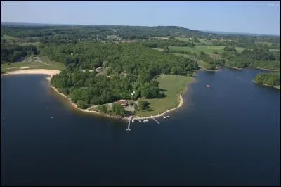 Vous aimez voyager ? Je vous emmène à 25 km au nord de Limoges. Créé à partir de 1968, mis en eau en 1976 et inauguré en 1977, il est par sa taille le deuxième plan d'eau de la Haute-Vienne, derrière le lac de Vassivière, avec lequel il est l'un des principaux lacs touristiques de la région.