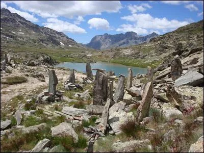 Au septième ciel des Alpes, non loin de la frontière italienne.
Ce lac donne naissance à l'Ubaye, un affluent de la Durance.
