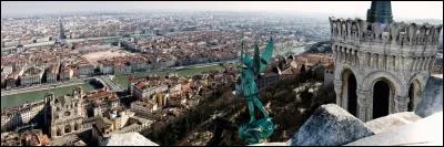 Cette ville, où se dérouleront plusieurs matchs de l'Euro, vit la naissance du cinéma.