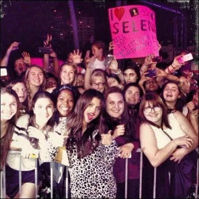 Comment s'appelle sa communauté de fans ?