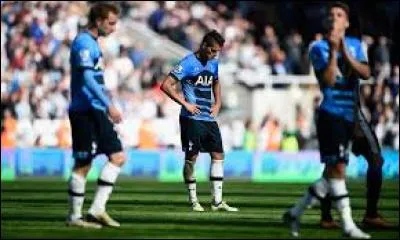 Quel est le score de la défaite de Tottenham face à Newcastle United qui offrit la seconde place à Arsenal ?