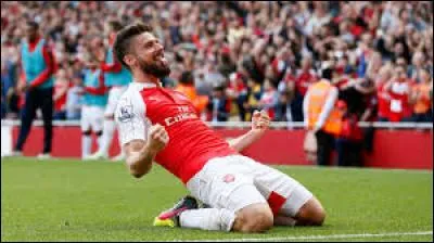 Contre quelle équipe Olivier Giroud a-t-il mi son 1er triplé avec Arsenal ?