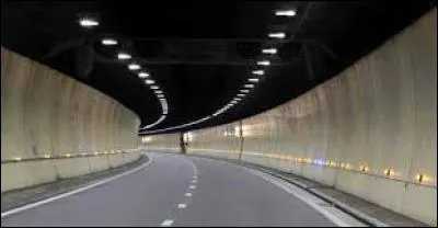 Dans un tunnel éclairé avec quels feux dois-je circuler ?