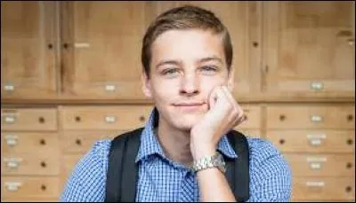 L'étudient en sciences expérimentales avait une turne bellement décoré que les filles de la région venait admirer.