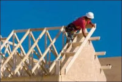 Le chef de chantier est exédé par la philantropie des ouvriers charpantiers qui retardent l'avancée des travaux.