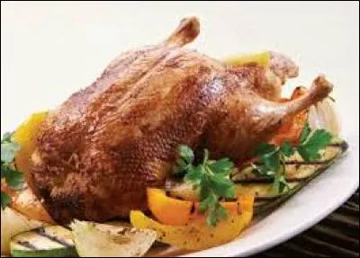 Le chef cuisinier est très vigilent pour notre premier plat : le canard sur le feu !