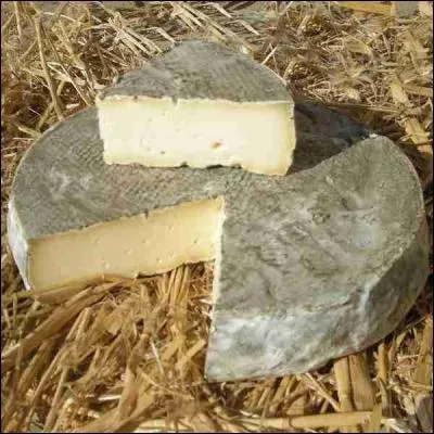 Après ce menu gastronomique, les convives attendent le fromage. Ce sera un saint-nectaire servi par Blanche-Neige.