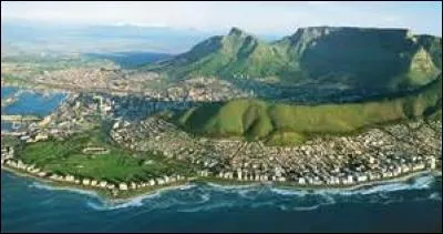 LE CAP - Dominée par l'imposante montagne de la Table, la ville du Cap est la capitale...