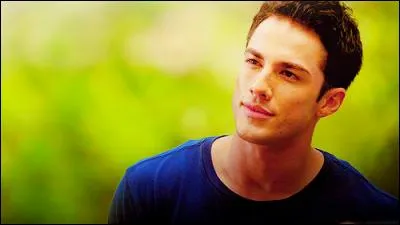 Dans la saison 4,Tyler Lockwood est :