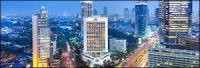 JAKARTA - Située au nord-ouest de l'île de Java, la capitale indonésienne avait pour nom avant 1942 :