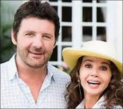 Comment se prénomme le compagnon de Caroline ?