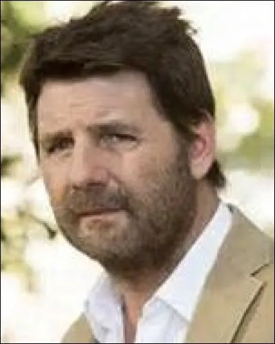 Quelle est la profession du compagnon de Caroline ?