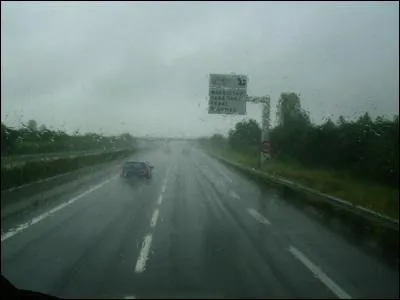 En France, par temps de pluie, quelle est la vitesse maximale autorisée sur l'autoroute ?