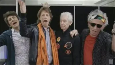 Comment s'appelle le jeune homme avec les pins ?