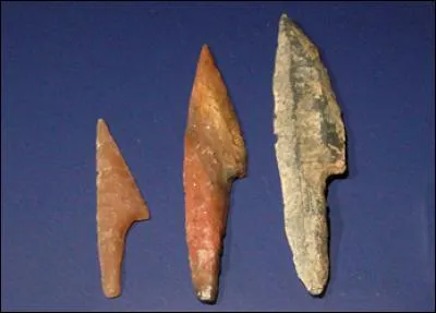 Comment nomme-t-on la méthode de datation se basant sur l'étude comparative d'objets selon leur forme, décor et méthode de fabrication ?