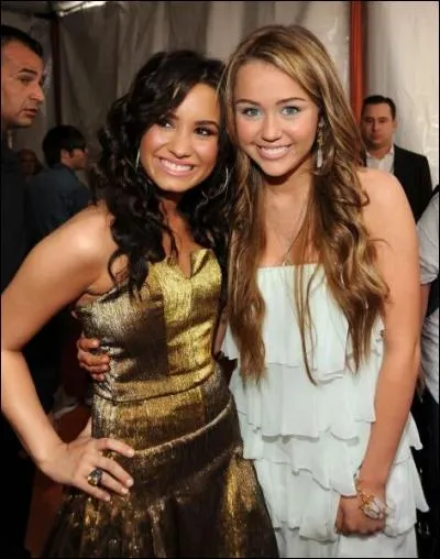 Qui sont les deux célébrités sur cette photo ?