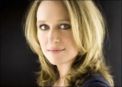 Elle est actrice et animatrice de télévision, elle fut Miss France en 1986, il s'agit de...