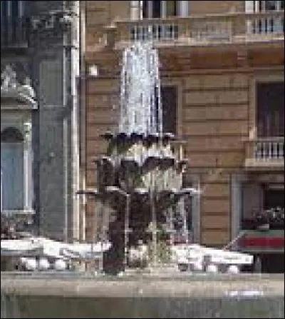 Dans quelle ville italienne pouvez-vous admirer cette fontaine en forme d'artichaut ?