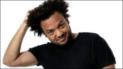 Fabrice Éboué a aussi débuté au Jamel Comedy Club. Il y a rencontré une personne qui a joué dans ses deux films ''Case départ'' et ''Le Crocodile du Botswanga'' . Qui est-ce ?