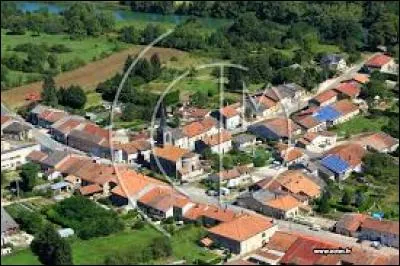 Pour finir nous survolons le village lorrain de Villers-sur-Meuse. Nous sommes dans le ciel du d&eacute;partement ...