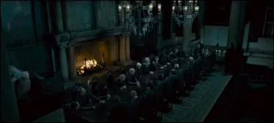 Dans le film la réaction de Voldemort à la mort de cette personne est différente de celle du livre, mais quelle est-elle ?