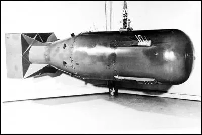 Le surnom de la bombe atomique l&acirc;ch&eacute;e sur Hiroshima le 6 ao&ucirc;t 1945 est "Little Boy".