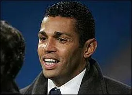 Sonny Anderson a t lu  deux reprises meilleur buteur du championnat de France sous le maillot Lyonnais, mais avec combien de buts  son compteur ?