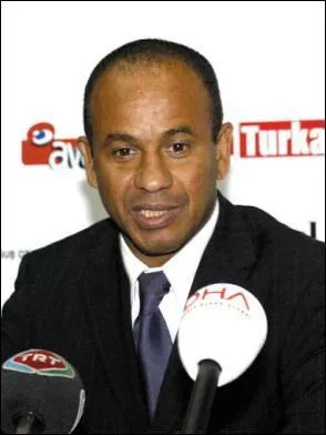 Quel est le nom de cet entraineur qui a jou galement  l'Olympique Lyonnais ?