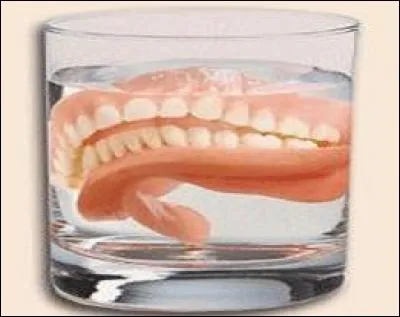 On attribue aussi aux vraies dents l'appellation de postiches.