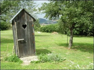 C'est un charmant petit trou, tout entouré de cailloux !