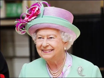 Elizabeth II a procédé le samedi 11 juin à la traditionnelle revue des troupes organisée au cours de festivités célébrant officiellement ses...