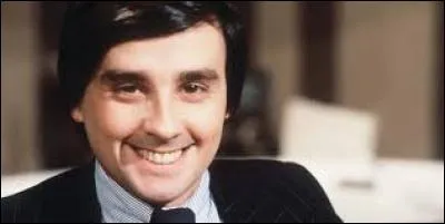 Quel chanteur Thierry Le Luron imitait-il quand il a fait chanter ''L'emmerdant, c'est la rose'' au public de l'émission de Michel Drucker : ''Champs-Élysées'' ?