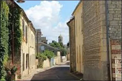 Nous flânons dans les rues de Sainte-Croix-Grand-Tonne. Commune normande, dans le Bessin, elle se trouve dans le département ...