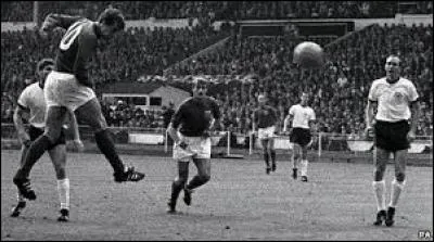 Qui est le seul joueur à avoir inscrit un triplé en finale ?