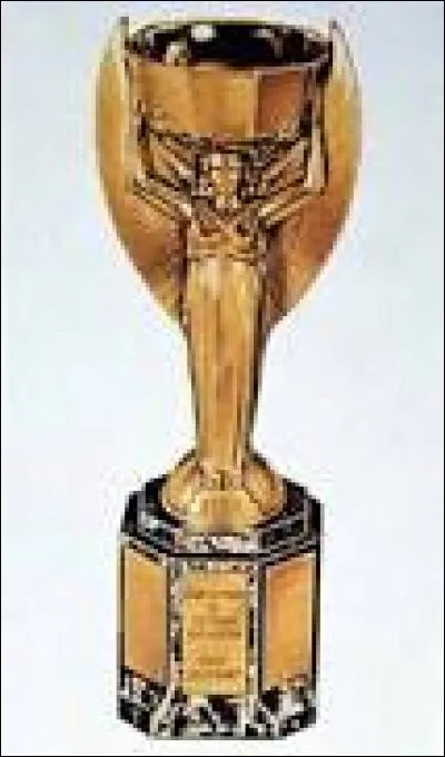 De quelle nationalité était Jules Rimet, l'inventeur de cette Coupe ?