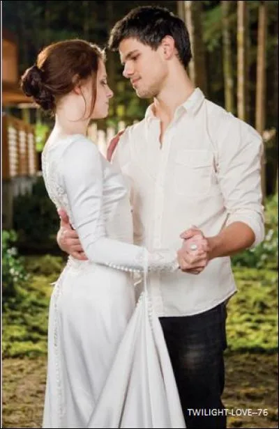 Que dit Jacob à Bella pendant le mariage?